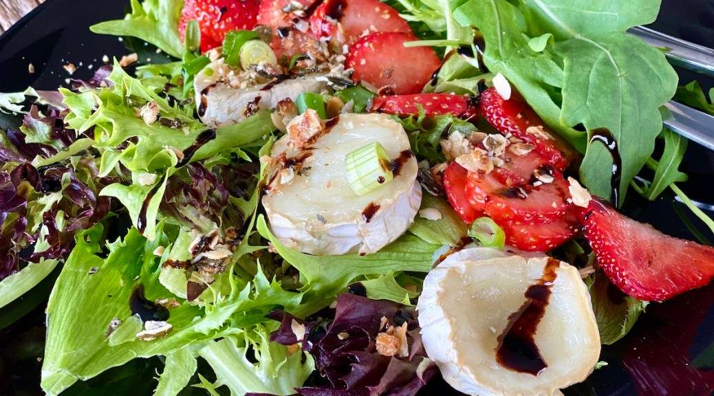 Mansikka-vuohenjuustosalaatti balsamicokastikkeella