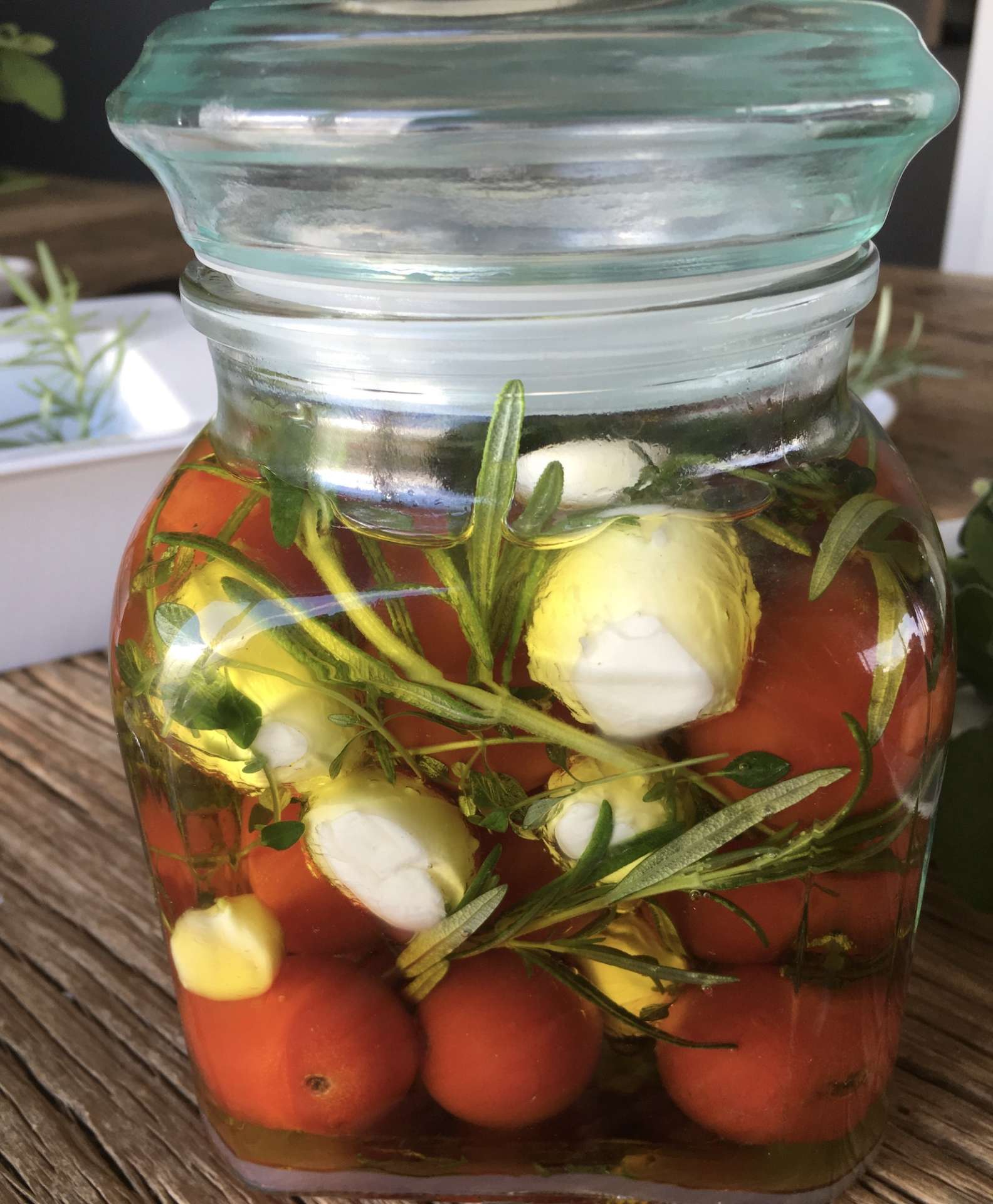 Yrttimarinoidut tomaatit ja mozzarellahelmet